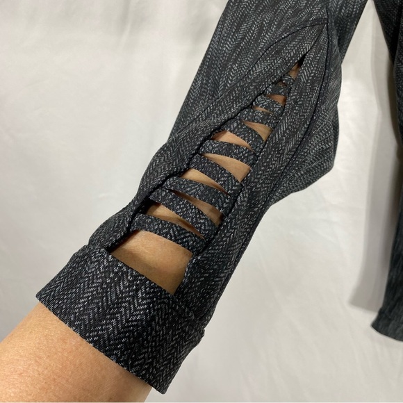 Danskin Now Charcoal Gray Textured Print Lace Edge Crop Workout Leggings - Picture 4 of 8